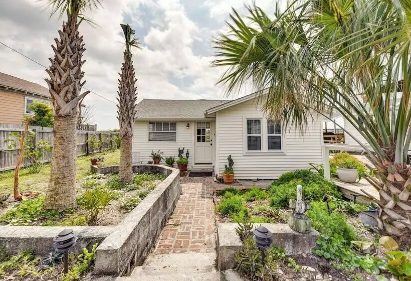 Oceanfront Amelia Island Cottage: Deck & Boardwalk