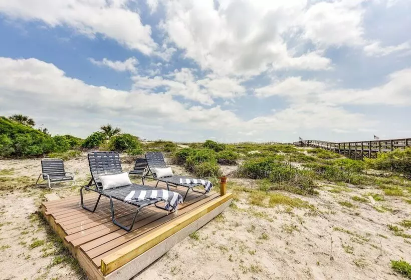 Oceanfront Amelia Island Cottage: Deck & Boardwalk