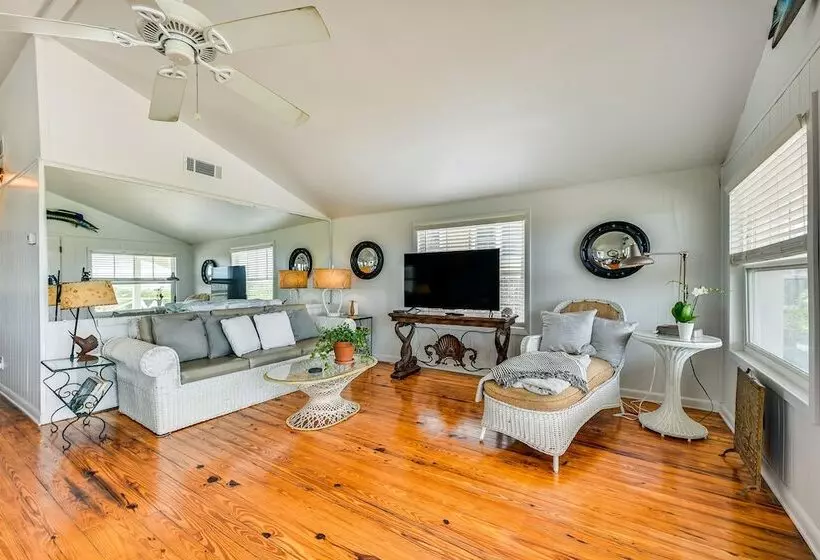 Oceanfront Amelia Island Cottage: Deck & Boardwalk