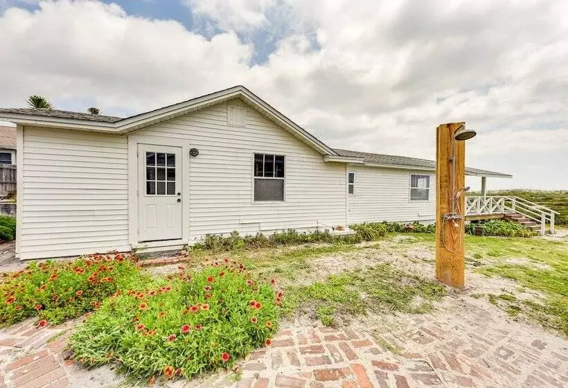 Oceanfront Amelia Island Cottage: Deck & Boardwalk