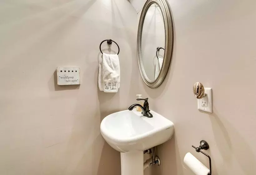 Pet Friendly Home   6 Mi To Downtown Milwaukee!
