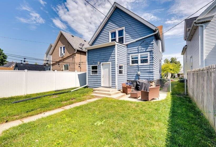 Pet Friendly Home 6 Mi To Downtown Milwaukee!