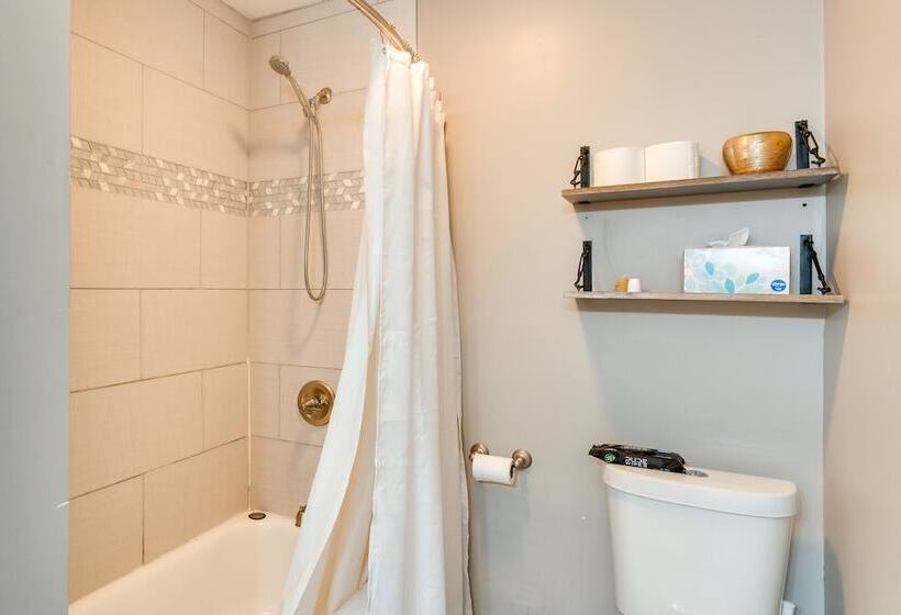 Pet Friendly Home 6 Mi To Downtown Milwaukee!