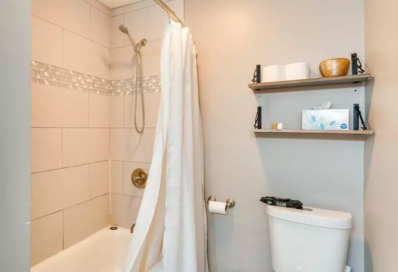 Pet Friendly Home   6 Mi To Downtown Milwaukee!