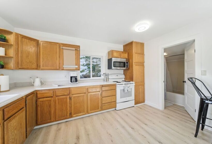 Pet Friendly Newman Lake Cottage W/ Beach Access!