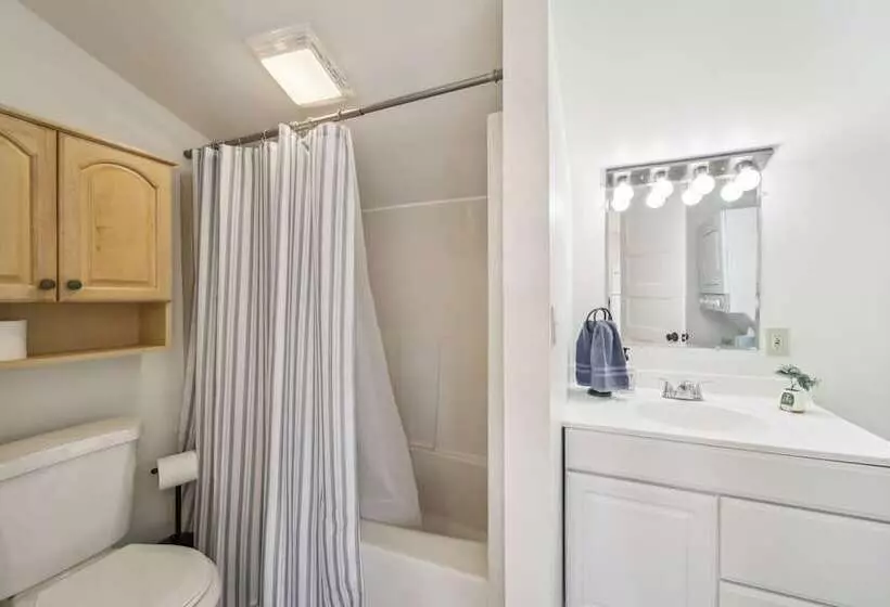 Pet Friendly Newman Lake Cottage W/ Beach Access!