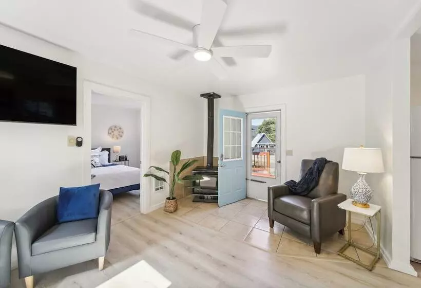 Pet Friendly Newman Lake Cottage W/ Beach Access!