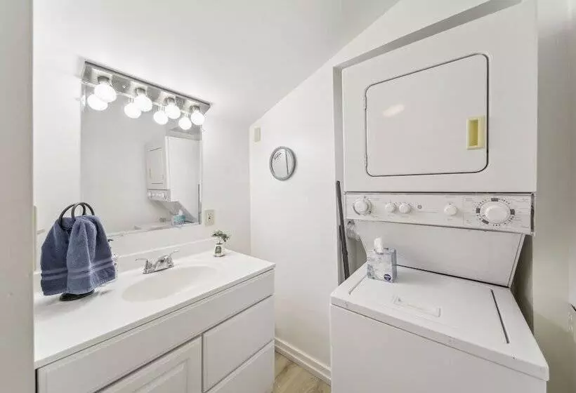 Pet Friendly Newman Lake Cottage W/ Beach Access!