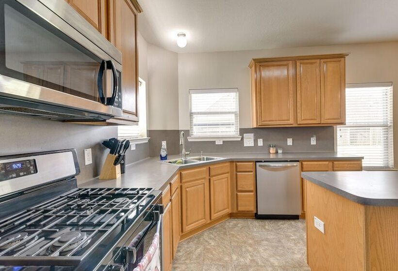 Pet Friendly Pearland Home ~ 21 Mi To Houston!