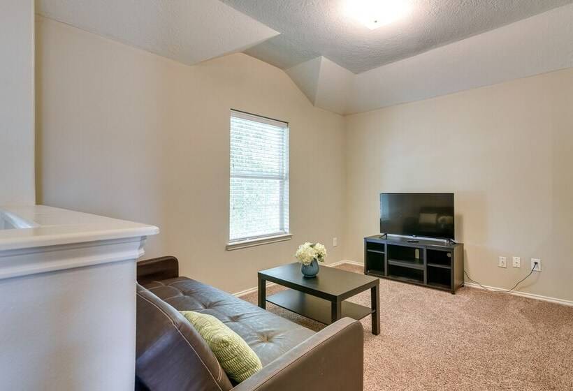 Pet Friendly Pearland Home ~ 21 Mi To Houston!