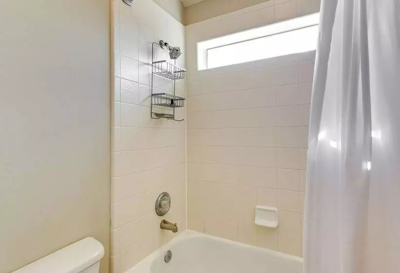 Pet Friendly Pearland Home ~ 21 Mi To Houston!