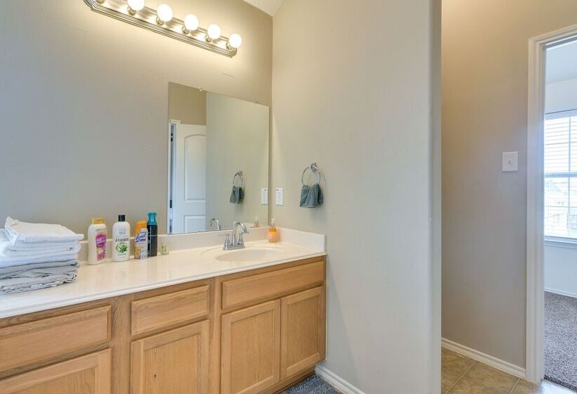 Pet Friendly Pearland Home ~ 21 Mi To Houston!