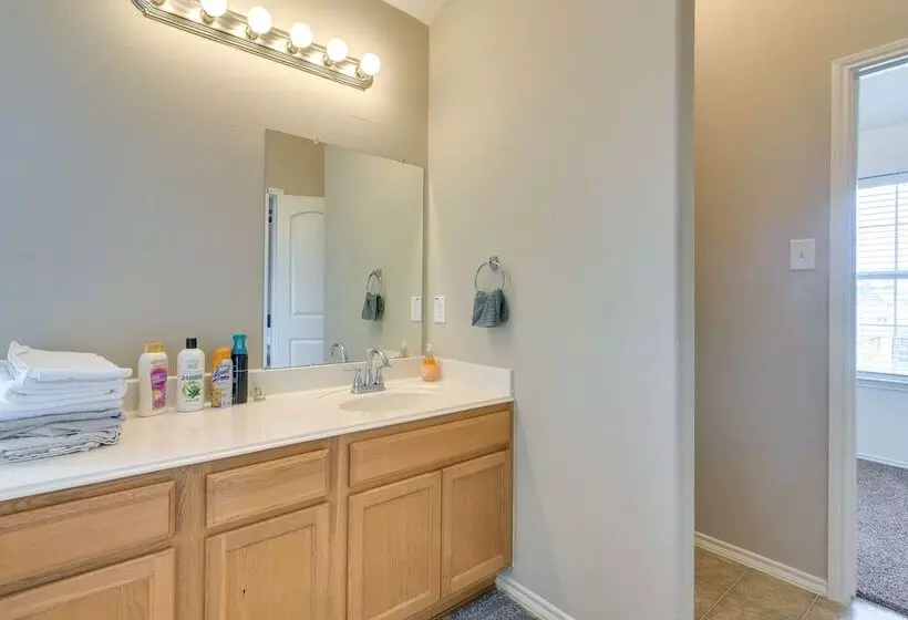 Pet Friendly Pearland Home ~ 21 Mi To Houston!
