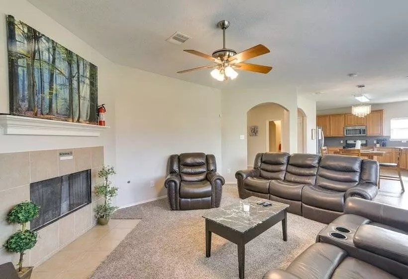 Pet Friendly Pearland Home ~ 21 Mi To Houston!