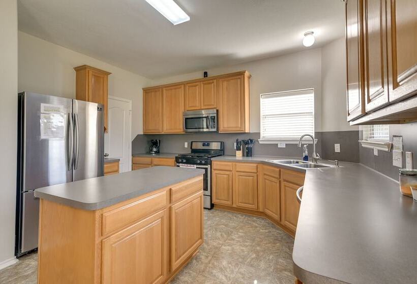 Pet Friendly Pearland Home ~ 21 Mi To Houston!