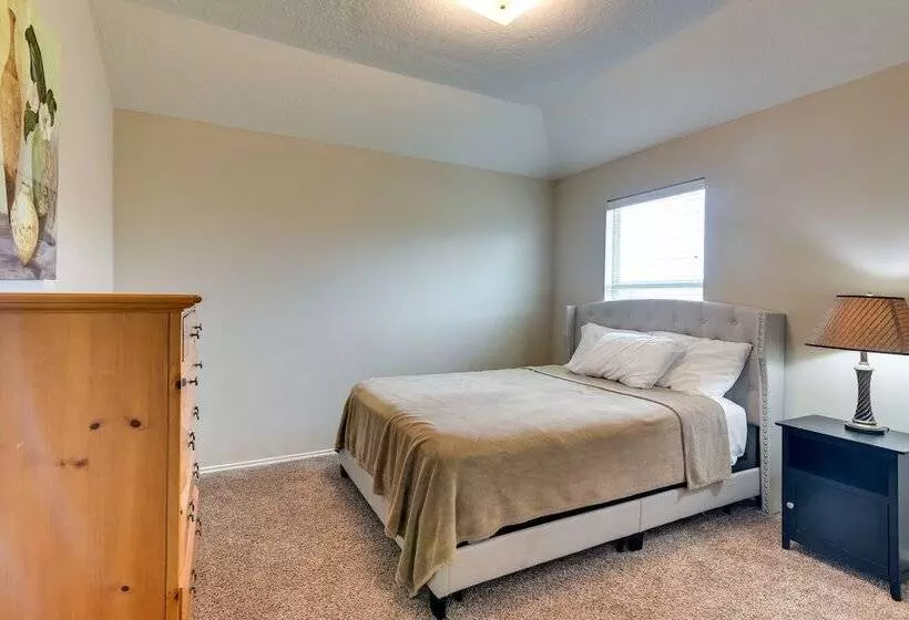 Pet Friendly Pearland Home ~ 21 Mi To Houston!