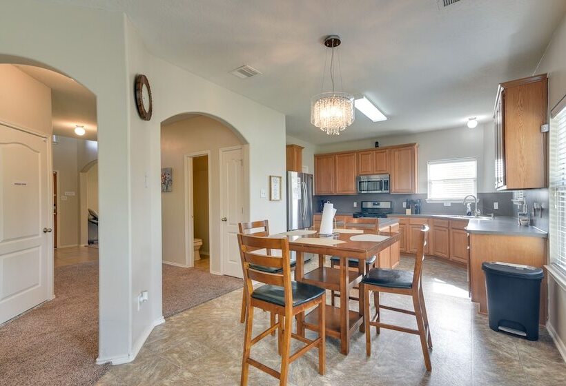 Pet Friendly Pearland Home ~ 21 Mi To Houston!