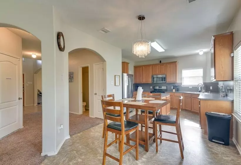 Pet Friendly Pearland Home ~ 21 Mi To Houston!