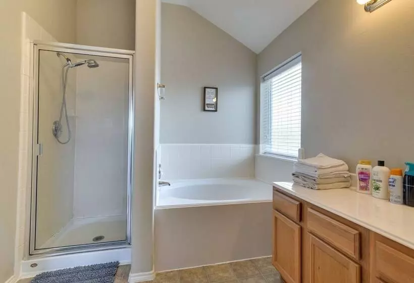 Pet Friendly Pearland Home ~ 21 Mi To Houston!