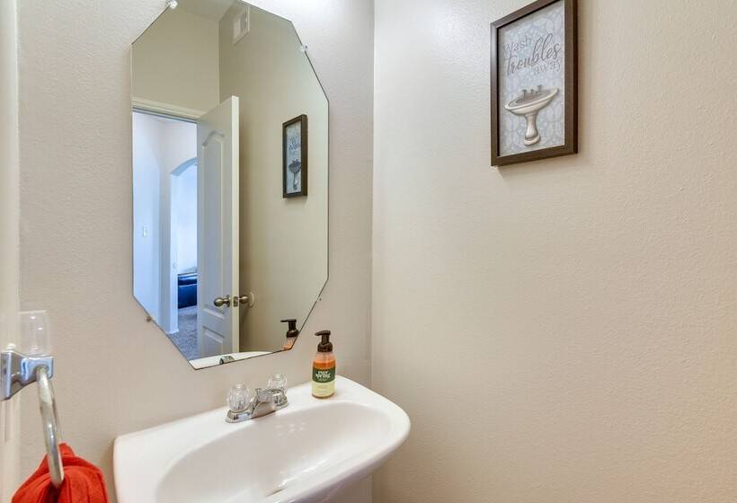 Pet Friendly Pearland Home ~ 21 Mi To Houston!