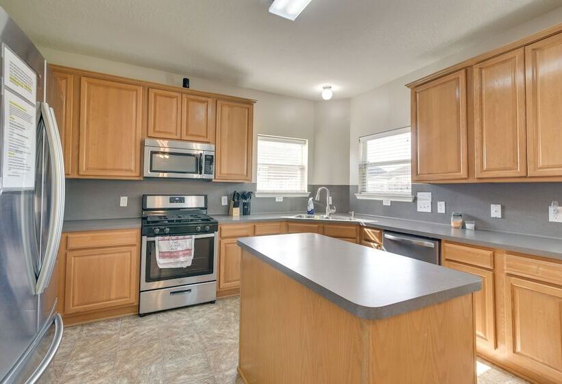 Pet Friendly Pearland Home ~ 21 Mi To Houston!