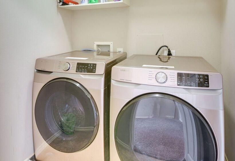 Pet Friendly Pearland Home ~ 21 Mi To Houston!