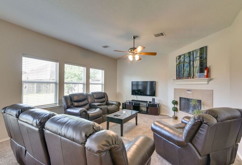 Pet Friendly Pearland Home ~ 21 Mi To Houston!