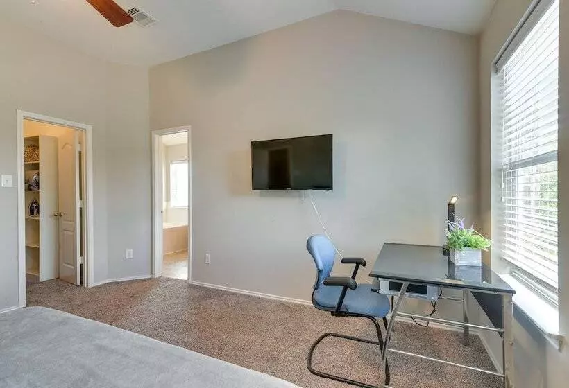 Pet Friendly Pearland Home ~ 21 Mi To Houston!