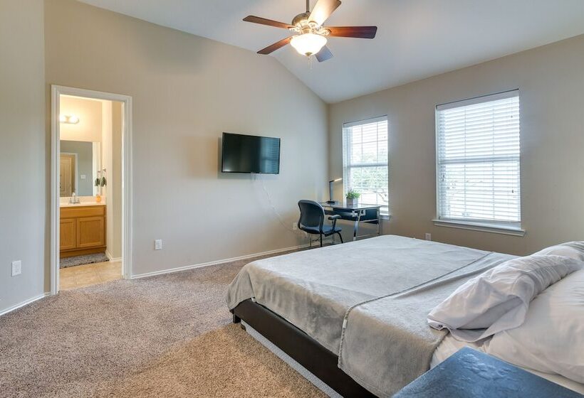 Pet Friendly Pearland Home ~ 21 Mi To Houston!