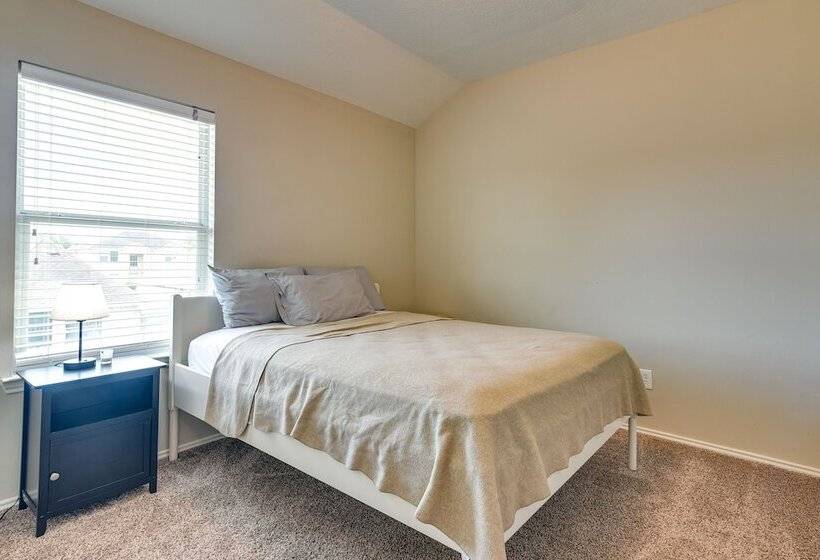 Pet Friendly Pearland Home ~ 21 Mi To Houston!