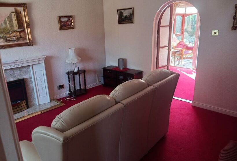 إقامة Captivating 3 Bed House In Saint Helens