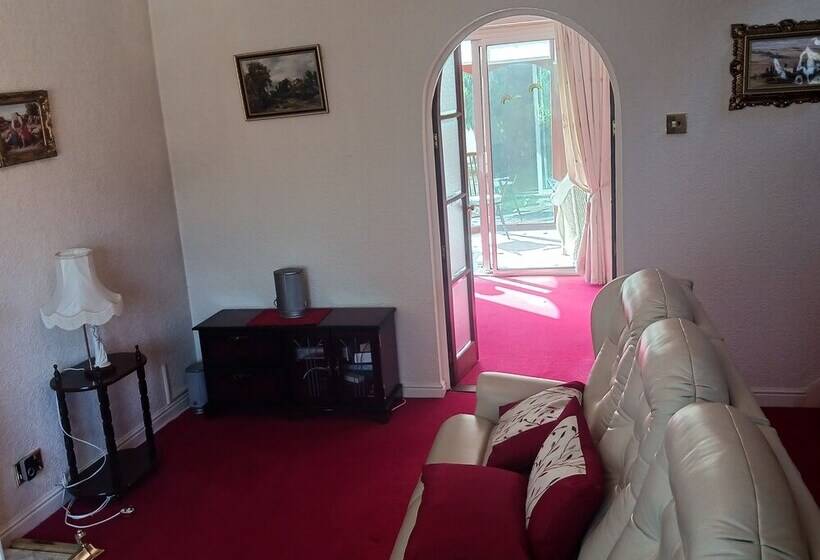 إقامة Captivating 3 Bed House In Saint Helens