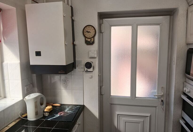 إقامة Captivating 3 Bed House In Saint Helens