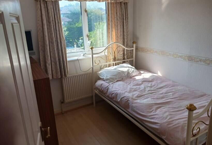 إقامة Captivating 3 Bed House In Saint Helens