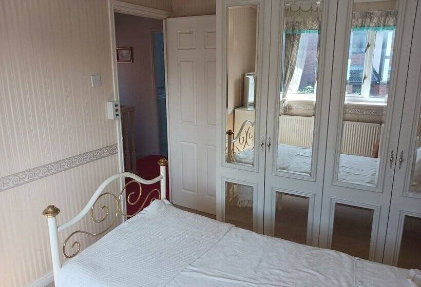 إقامة Captivating 3 Bed House In Saint Helens