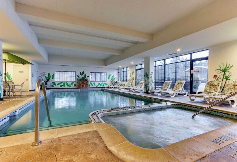 Traverse City Home W/ Fire Pit, Patio + Yard!