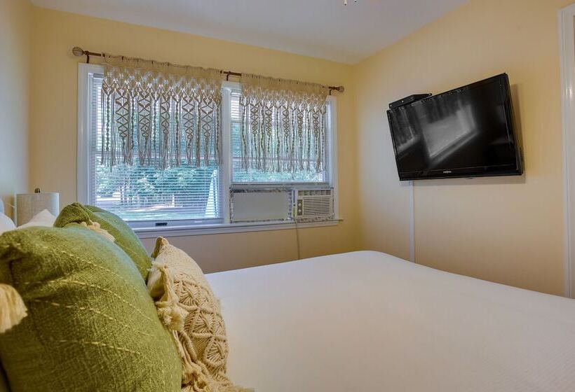 Traverse City Home W/ Fire Pit, Patio + Yard!