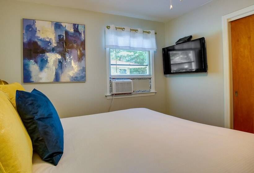 Traverse City Home W/ Fire Pit, Patio + Yard!