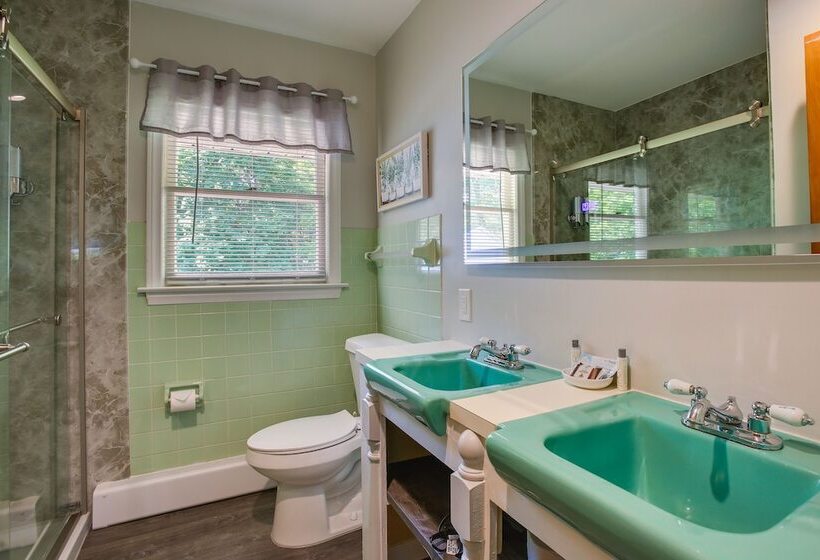 Traverse City Home W/ Fire Pit, Patio + Yard!