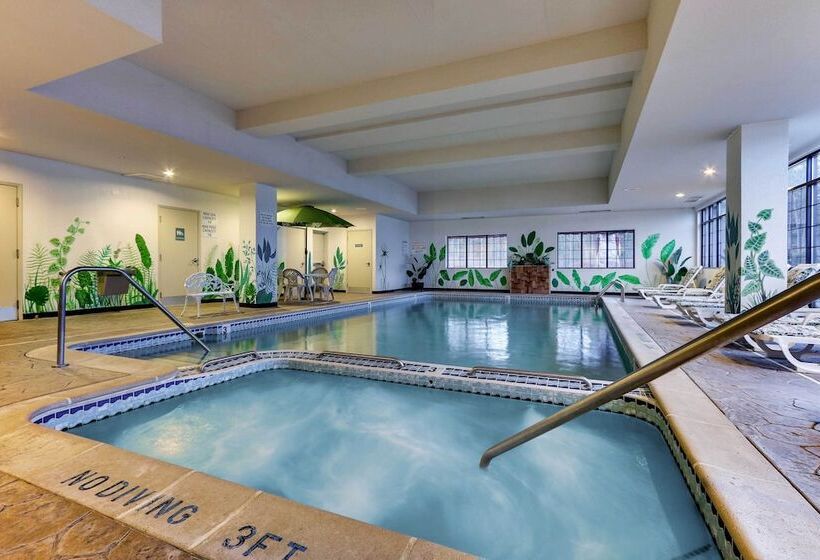 Traverse City Home W/ Fire Pit, Patio + Yard!