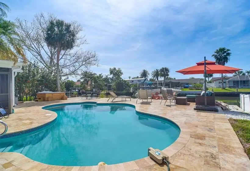 Waterfront Oasis W/ Hot Tub ~ 10 Mi To Dtwn Tampa