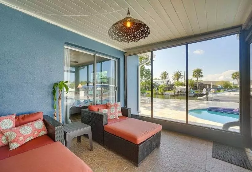 Waterfront Oasis W/ Hot Tub ~ 10 Mi To Dtwn Tampa
