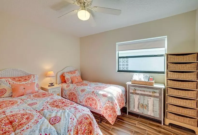 Waterfront Oasis W/ Hot Tub ~ 10 Mi To Dtwn Tampa