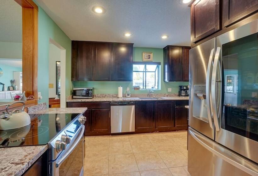 Waterfront Oasis W/ Hot Tub ~ 10 Mi To Dtwn Tampa