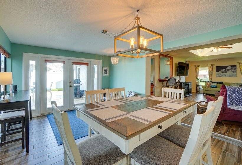 Waterfront Oasis W/ Hot Tub ~ 10 Mi To Dtwn Tampa