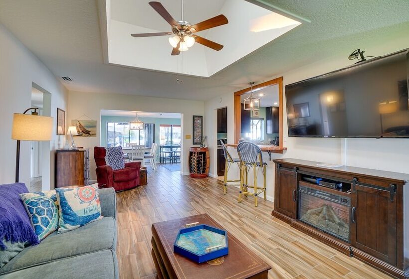 Waterfront Oasis W/ Hot Tub ~ 10 Mi To Dtwn Tampa