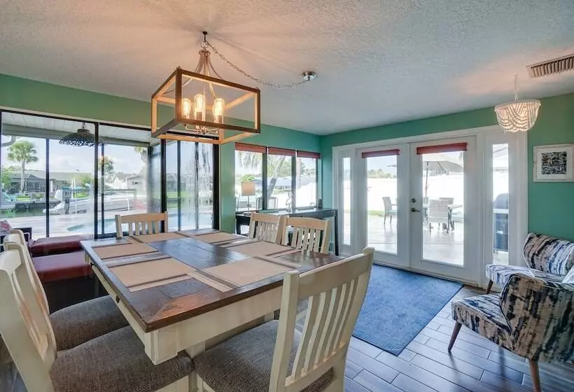 Waterfront Oasis W/ Hot Tub ~ 10 Mi To Dtwn Tampa