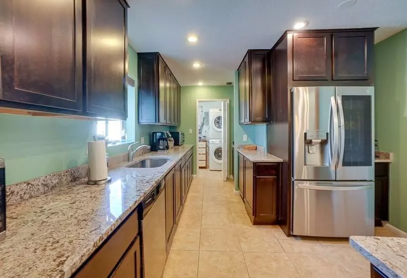 Waterfront Oasis W/ Hot Tub ~ 10 Mi To Dtwn Tampa