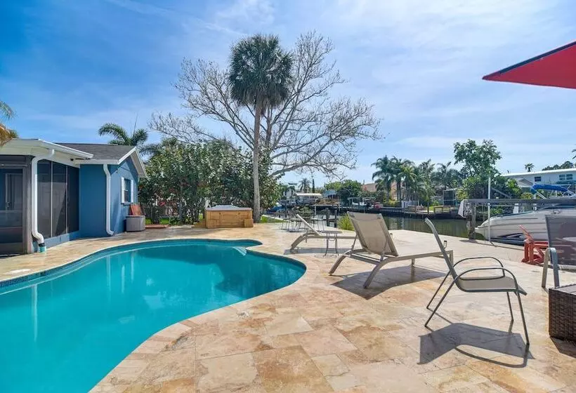 Waterfront Oasis W/ Hot Tub ~ 10 Mi To Dtwn Tampa