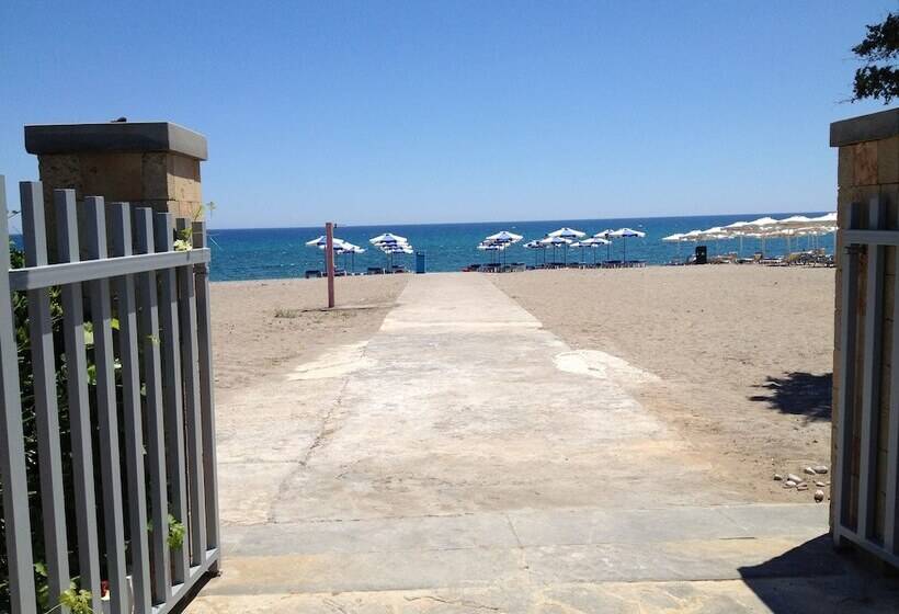 Amaryllis Fully Equipped Front Beach House